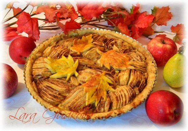 Осенний пирог с яблоками и грушами