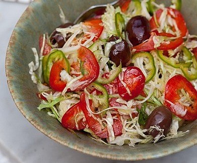 Капустный салат с болгарским перцем, оливками, зеленым чили и базиликом.