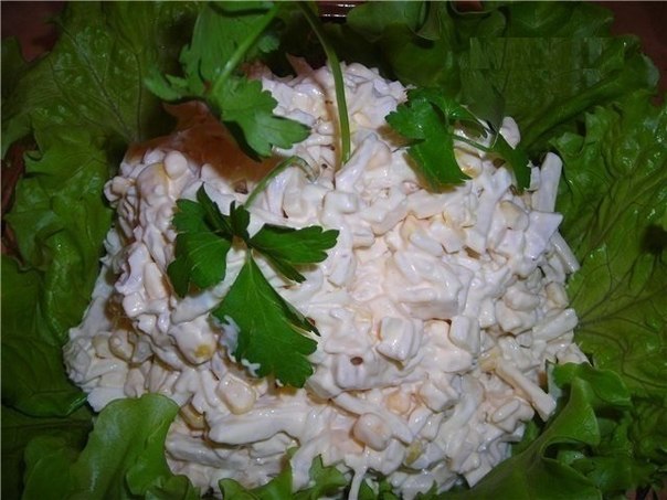 Салат с кальмарами ,сыром и кукурузой