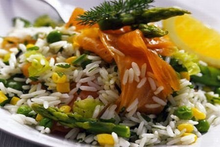 Салат из копченого лосося с рисом