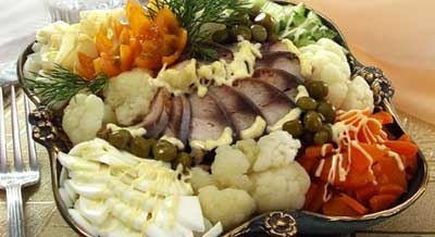 Салат из копченой рыбы с овощами и специями