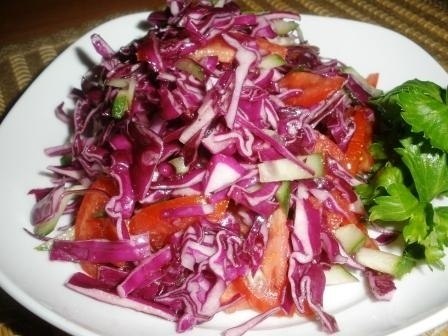 Фитнес- салат из краснокочанной капусты с помидорами.