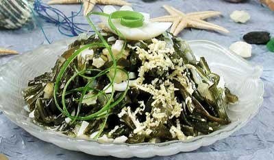 Салат из морской капусты с яйцами.