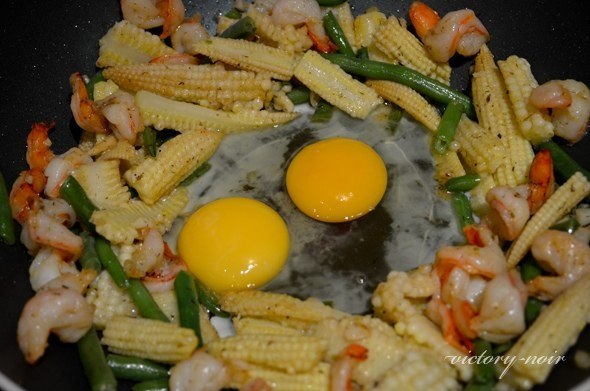 Жареная лапша с креветками, яйцом и овощами.