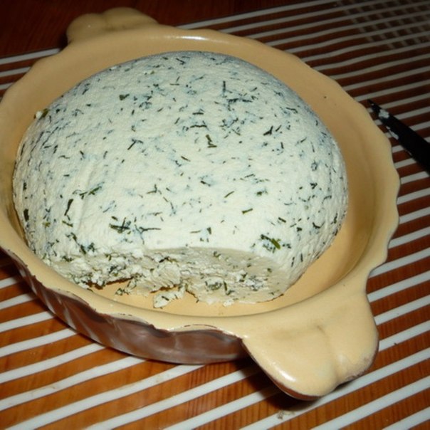 Домашний сыр с зеленью.