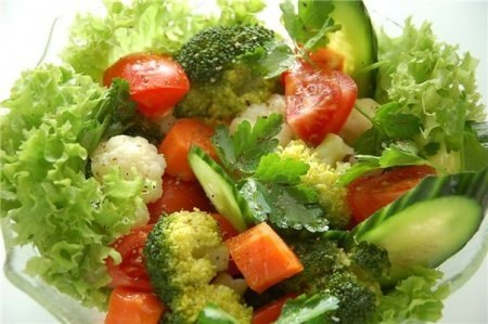 Салат из свежих и варёных овощей.