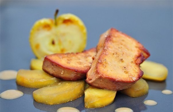 Фуа-гра с карамелезированными яблоками фламбе и яблочно-медово-соевым соусом