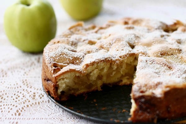 Шарлотка (бисквитный пирог с яблоками).