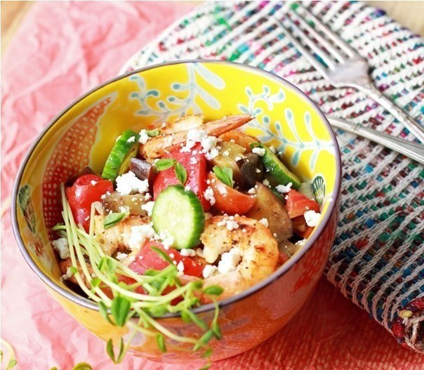 Средиземноморский салат-гриль с креветками и овощами 