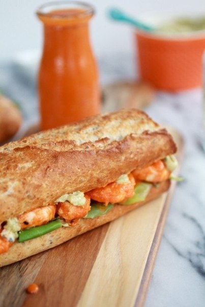 Сэндвич-гриль с креветками и острым соусом для пикника.