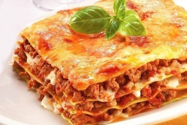 Итальянская лазанья с говяжьим фаршем, томатно-сливочным соусом и сыром.