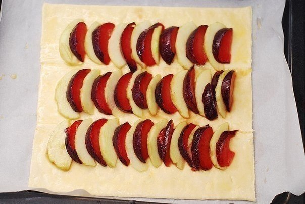 Пирог с яблоками и сливами на слоеном тесте