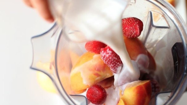 Персиково-ягодный коктейль