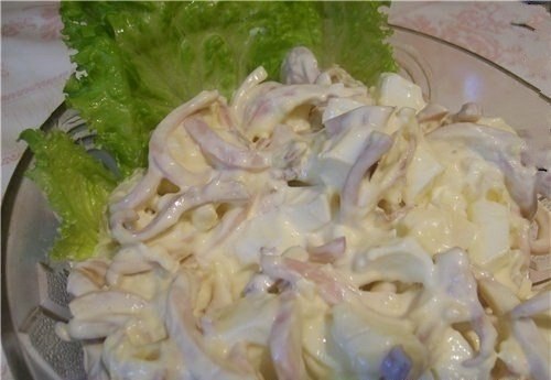 чень вкусный салат из кальмаров с плавленым сыром