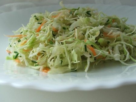 Салат из капусты с огурцом и морковью