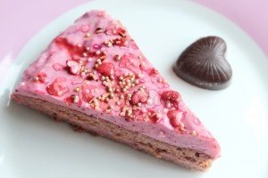 Бисквитный торт с ягодным кремом