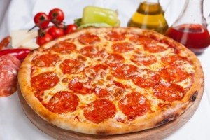Пицца с салями и сыром