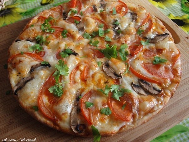 Сырная пицца с вкусным соусом
