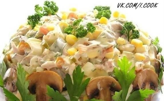 Салат с курицей, грибами и маринованными огурцами 