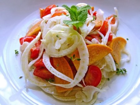 Салат из фенхеля, с хурмой, помидорами и бальзамическим уксусом.