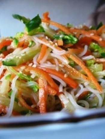 Салат из зеленого горошка с морковью