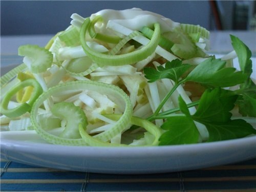 Салат из зелени сельдерея с ореховым соусом