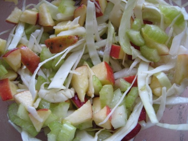 Салат из белокачанной капусты с яблоками и сельдереем