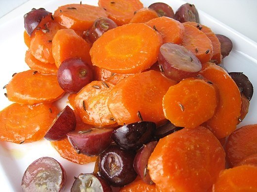 Морковь с тмином и виноградом