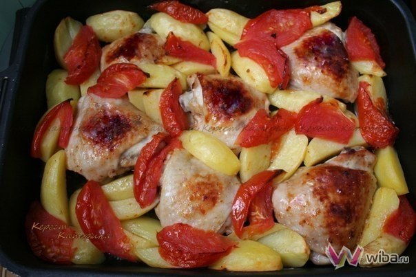 Курица запеченная с картофелем и помидорами
