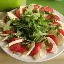 Салат из беби-моцареллы и салатных листьев