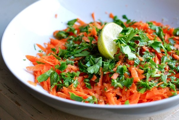 Салат из вареной морковки и петрушки