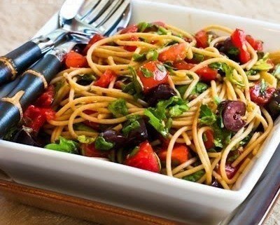 Спагетти с помидорами, рукколой и оливками