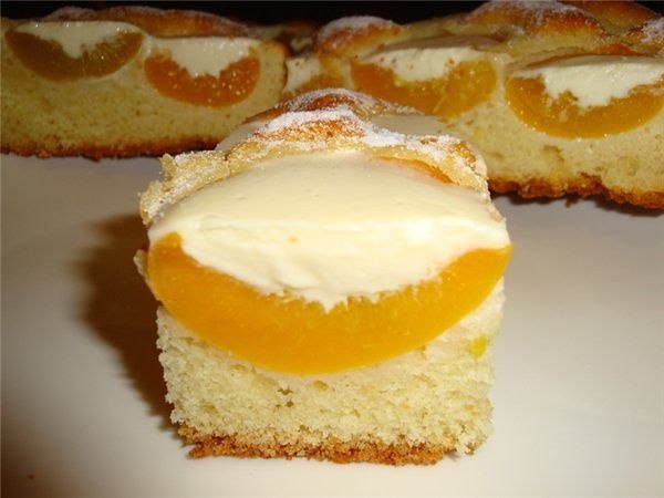 Персиковый пирог под сливочным кремом 