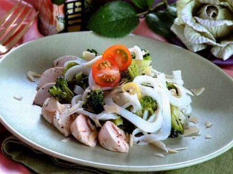 Салат с брокколи и кальмарами