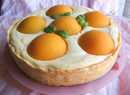 Необыкновенно нежный, ароматный и вкусный пирог с творогом и персиками.