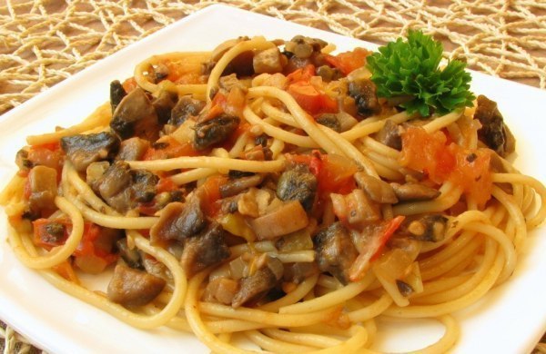 Спагетти с овощами и соевым соусом 