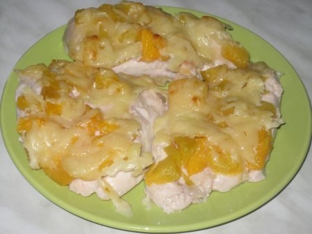 Куриное филе, запеченное с персиками и сыром.