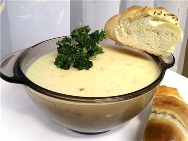 Горячий сырный суп с колбасой 