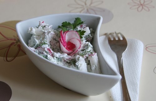 Красно-белый салат из редиса