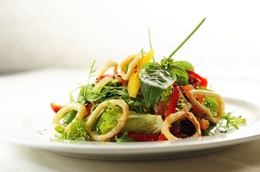 Овощной салат с кунжутным маслом и кальмарами