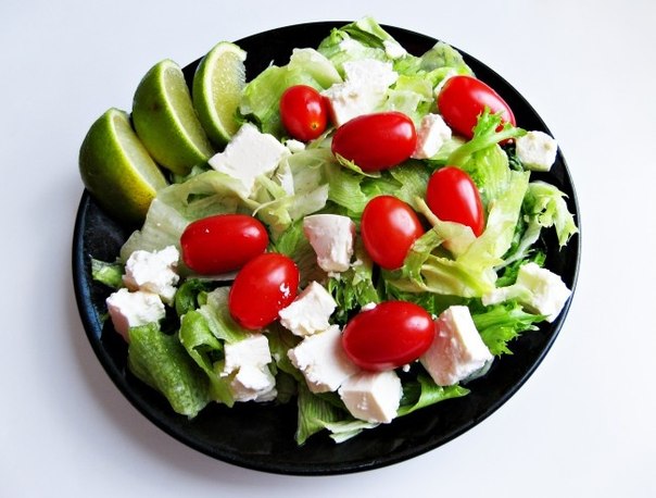 Зеленый салат с брынзой и черри