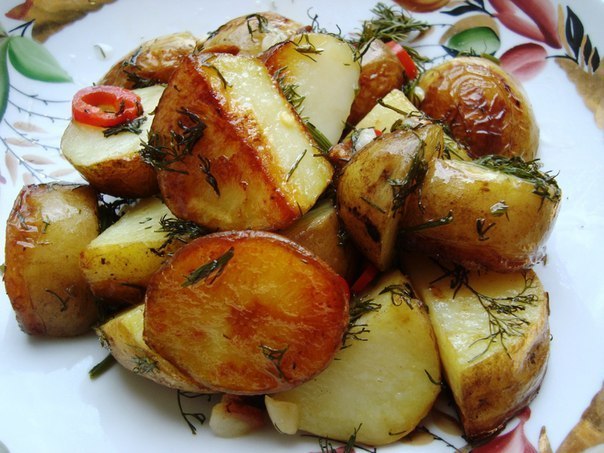 Запеченный картофель с чили, укропом и чесноком