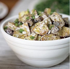 Пикантный салат из грибов и картофеля
