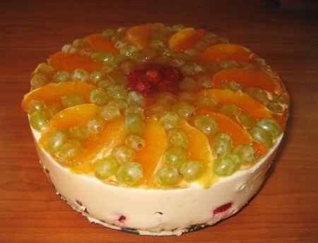 Сливочно-творожный торт с фруктами.