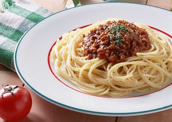 Если при кипении в воду капнуть немного растительного масла, ваши спагетти не слипнутся. Приятного аппетита!