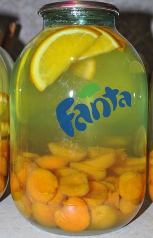Трех литровую стеклянную банку наполнить на одну треть абрикосами без косточек.