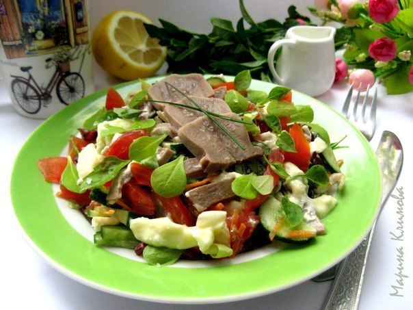 Салат с овощами, отварным языком и с заправкой из брынзы
