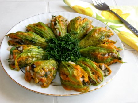 Фаршированные цветки кабачка - Традиционное Эгейское блюдо.
