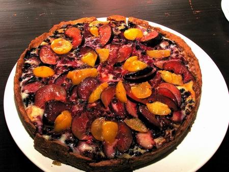 Кофейный пирог с фруктами и ягодами .