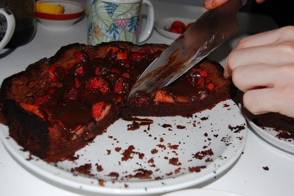 Шоколадный торт с клубникой.